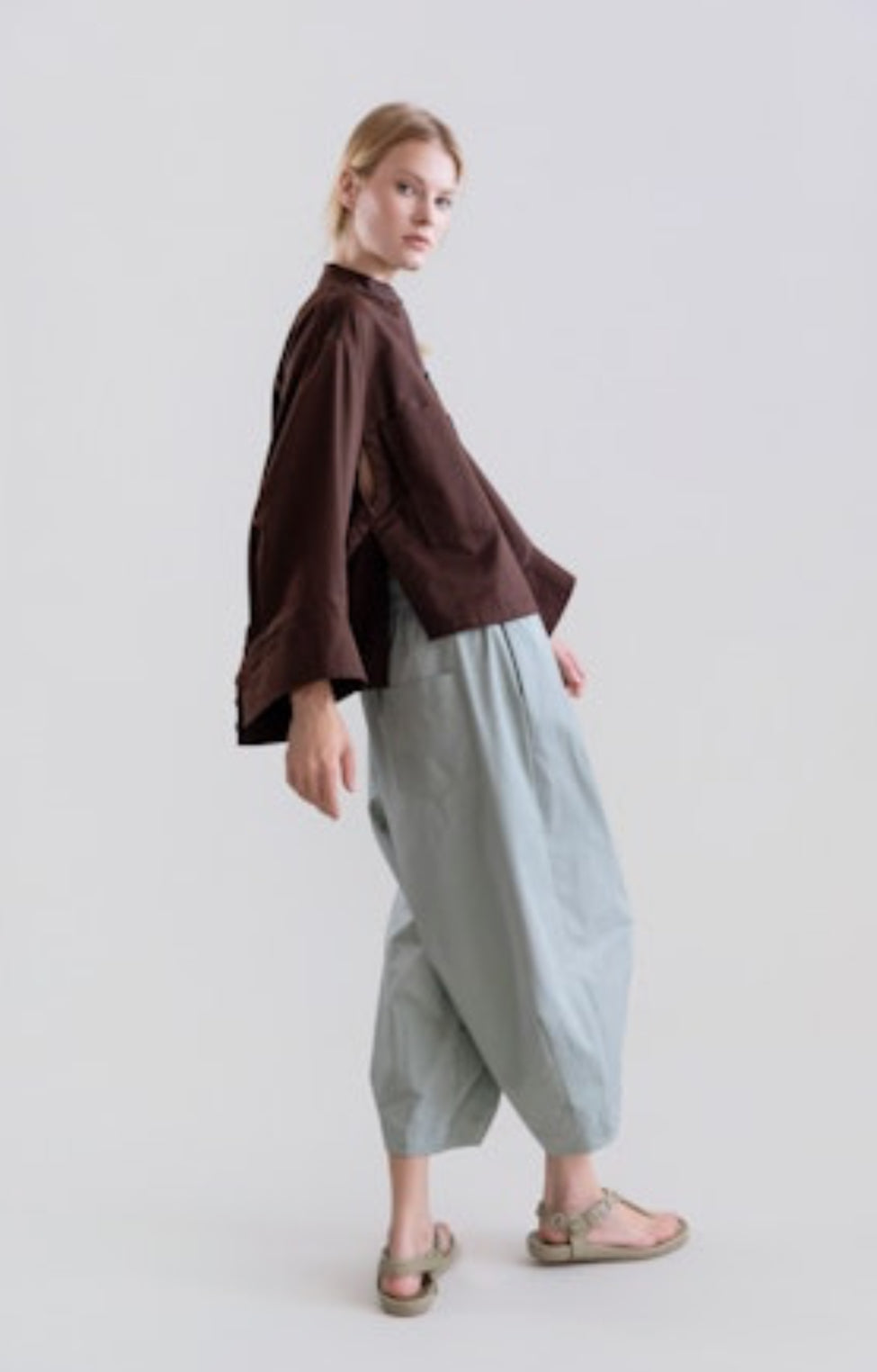 Lightweight Cropped Trouser